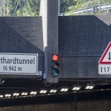 Long de 16,9 kilomètres, le tunnel routier du Gothard, sur l'autoroute A2, est en service depuis 1980. Il est traversé chaque jour par des milliers de voitures et de poids lourds.